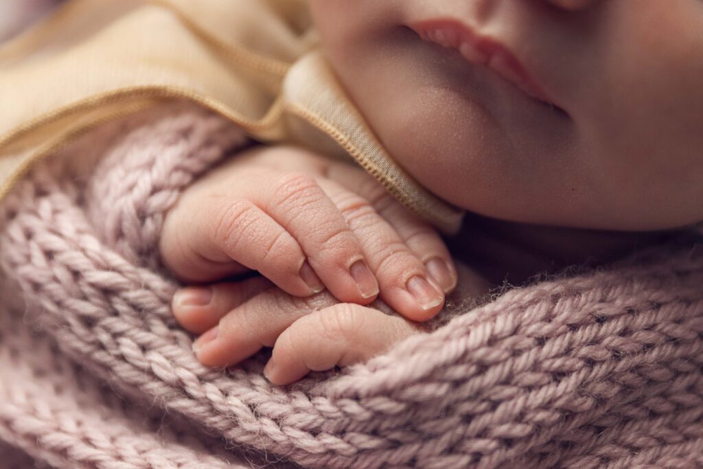 Newborn photography. Tiny Fingers.